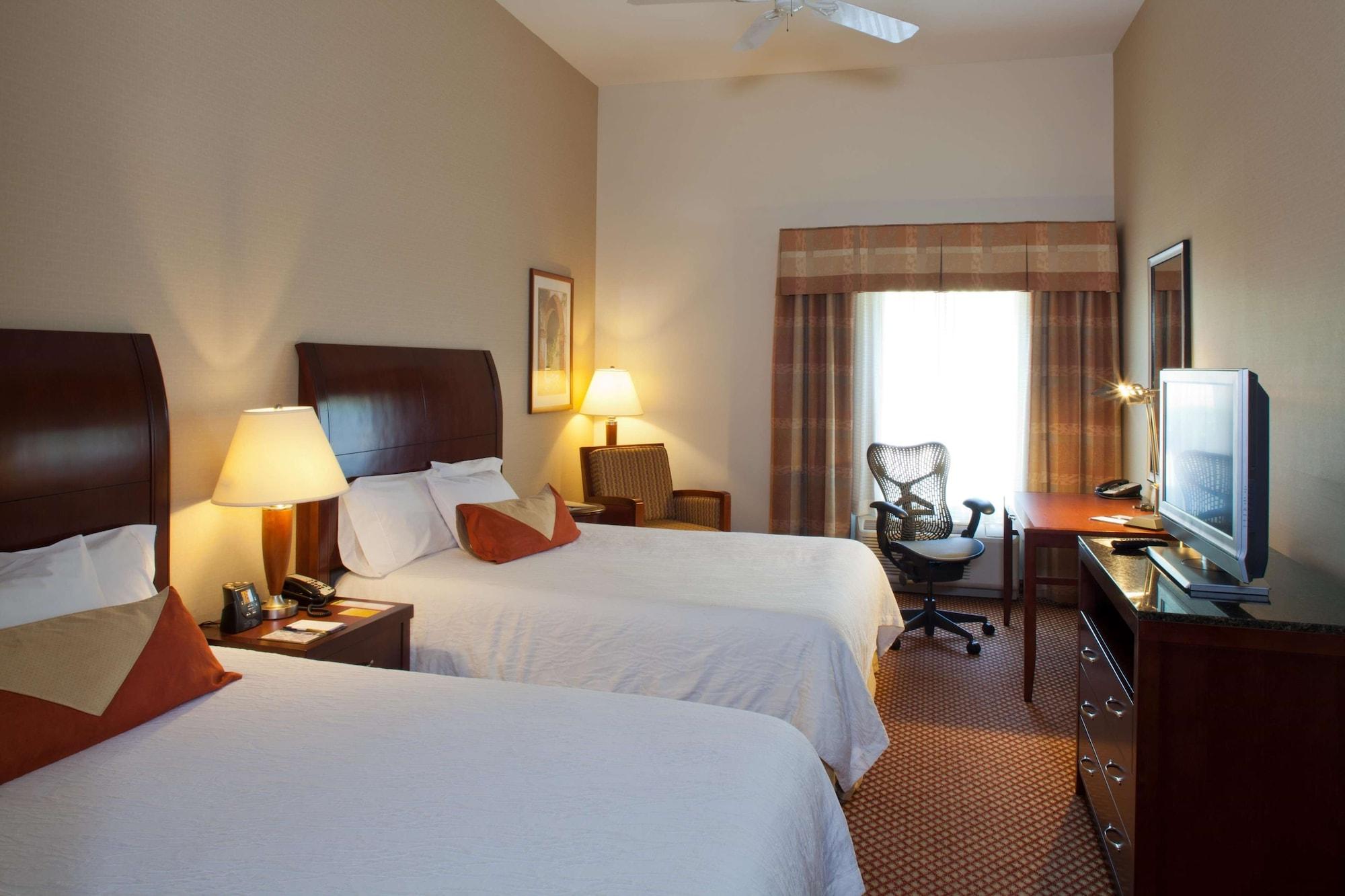 Hilton Garden Inn Ривърхед Екстериор снимка