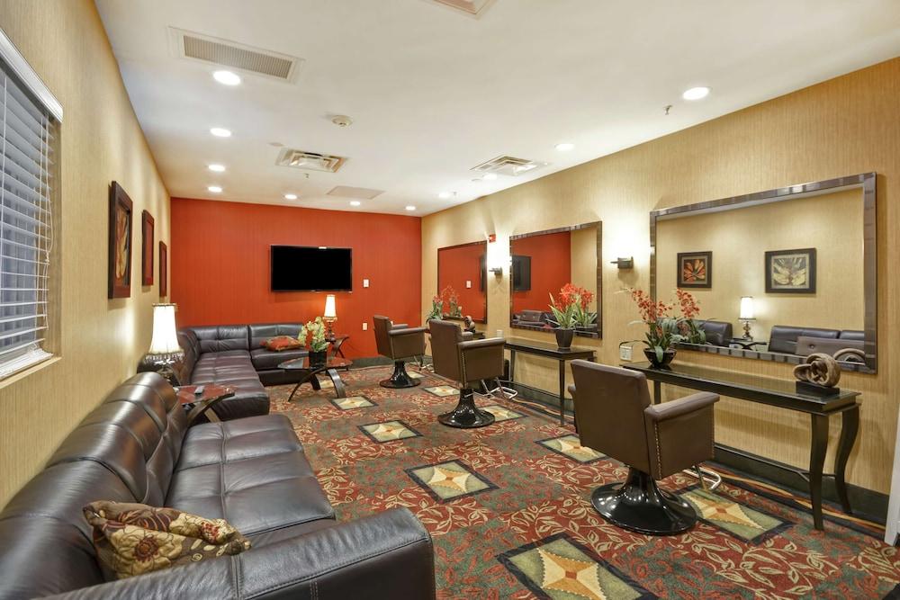 Hilton Garden Inn Ривърхед Екстериор снимка