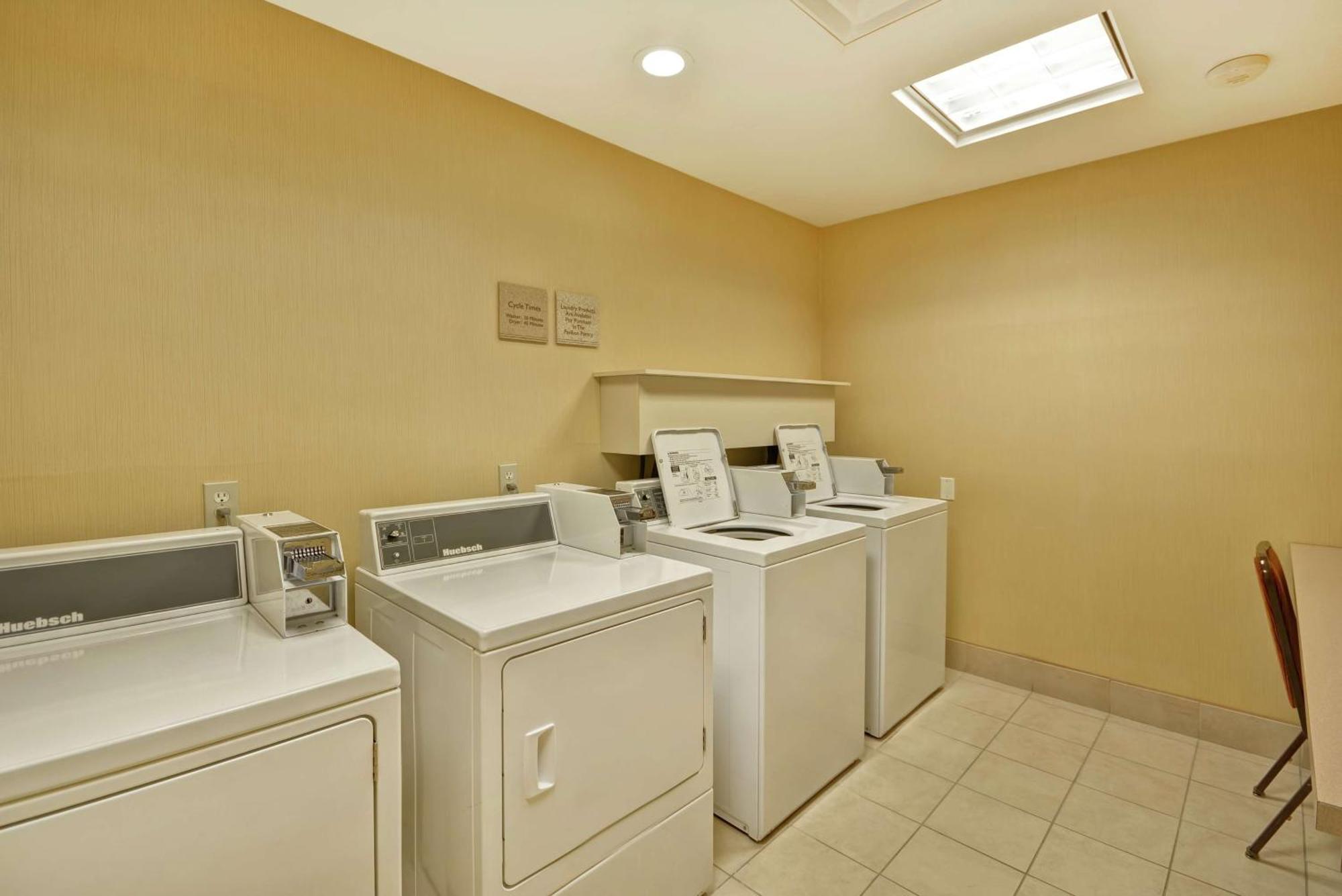 Hilton Garden Inn Ривърхед Екстериор снимка