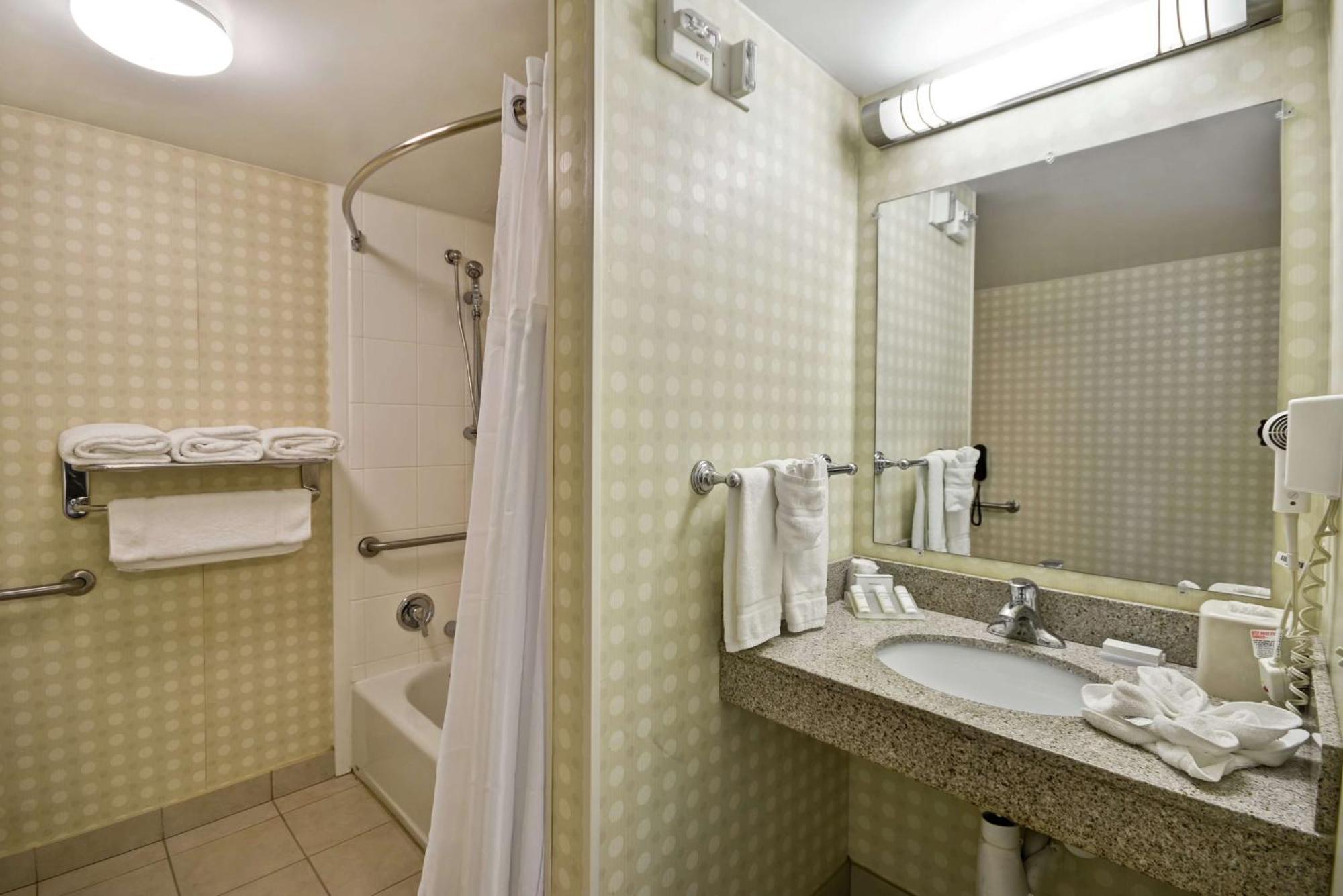 Hilton Garden Inn Ривърхед Екстериор снимка