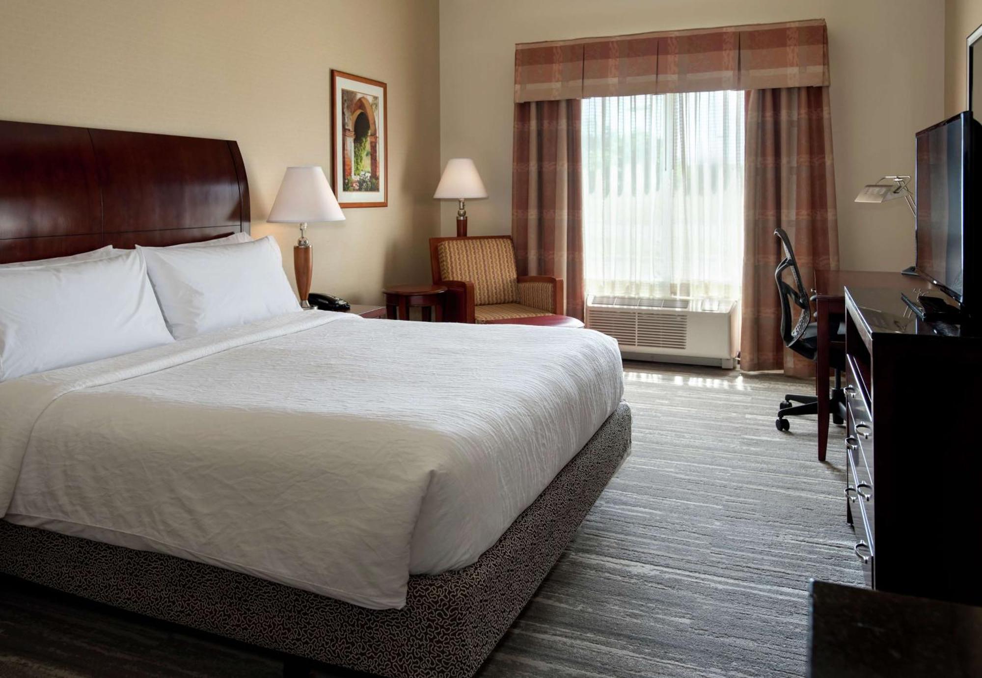 Hilton Garden Inn Ривърхед Екстериор снимка