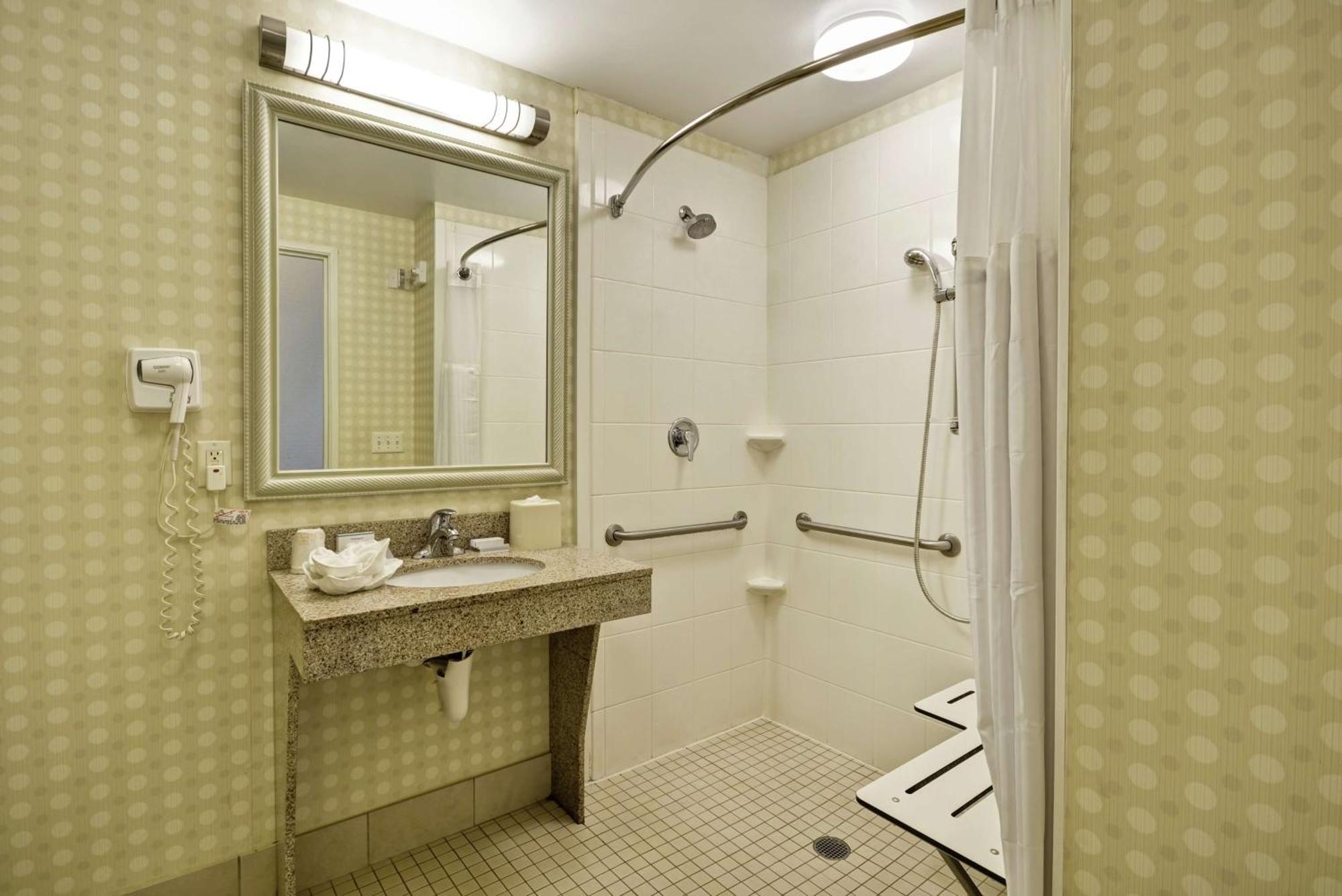 Hilton Garden Inn Ривърхед Екстериор снимка