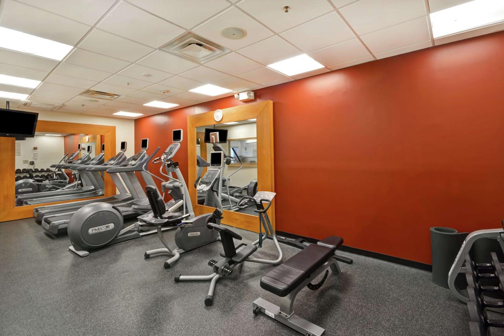 Hilton Garden Inn Ривърхед Екстериор снимка