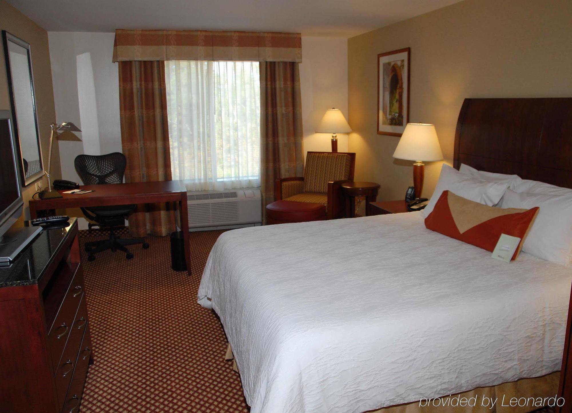 Hilton Garden Inn Ривърхед Екстериор снимка