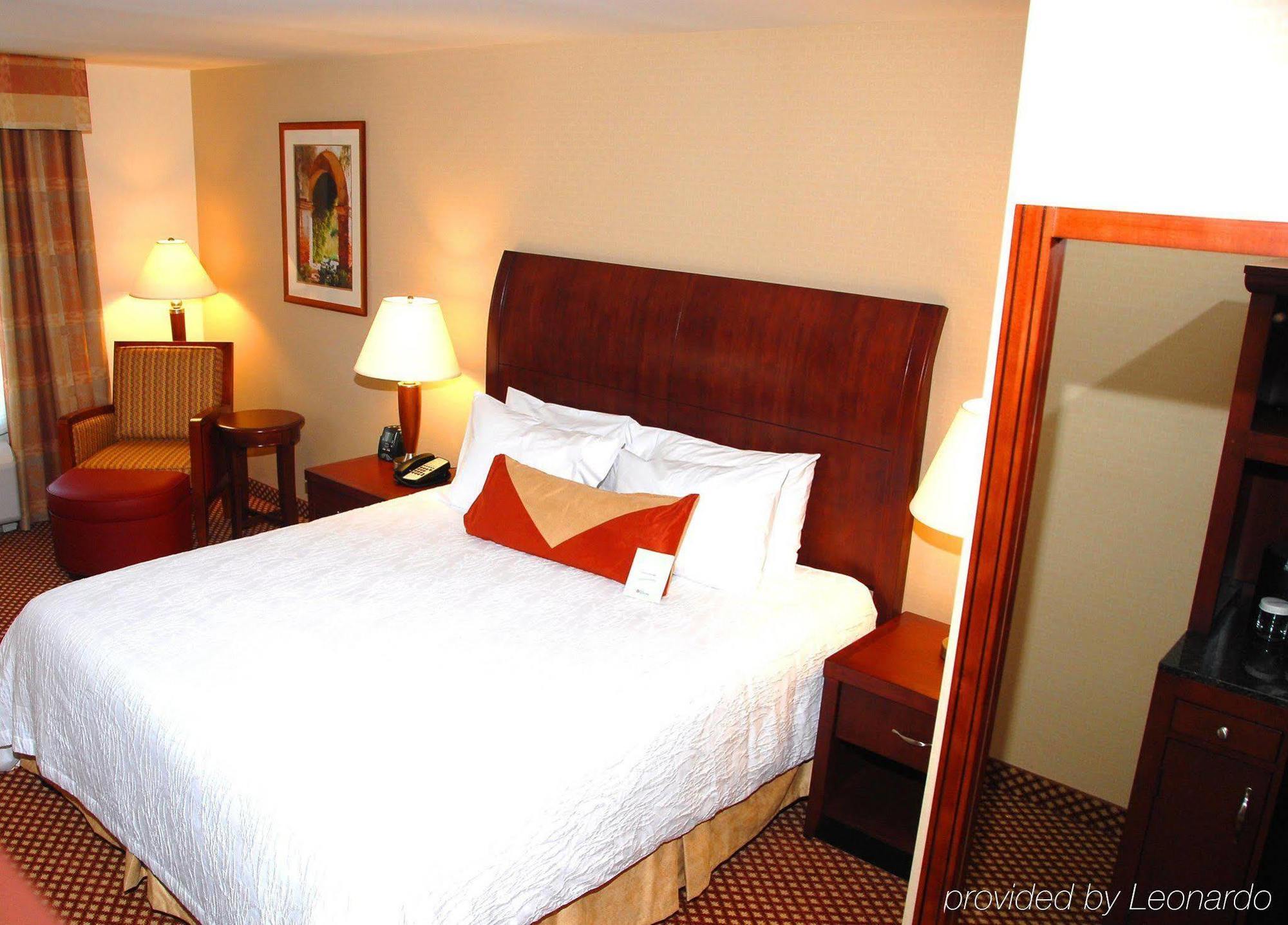 Hilton Garden Inn Ривърхед Екстериор снимка