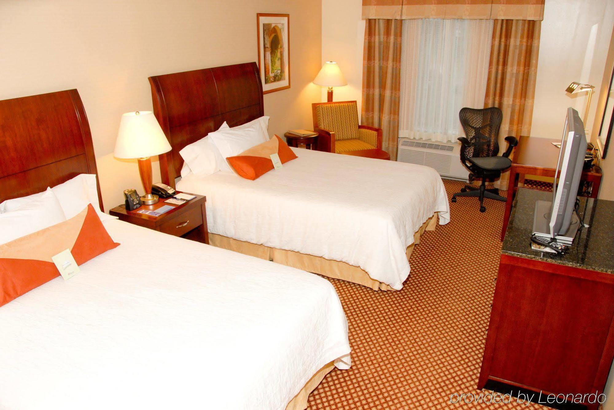 Hilton Garden Inn Ривърхед Стая снимка