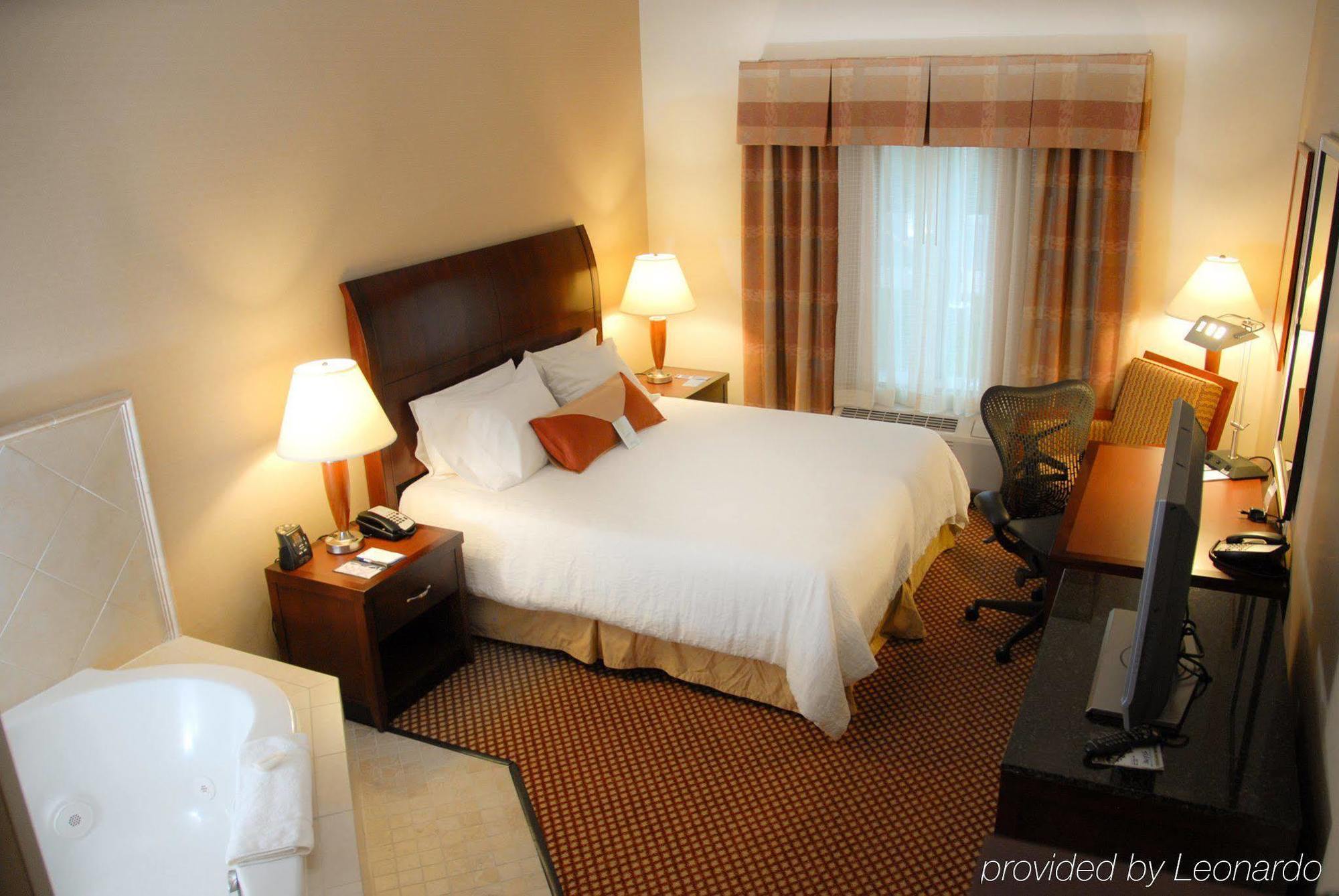 Hilton Garden Inn Ривърхед Екстериор снимка