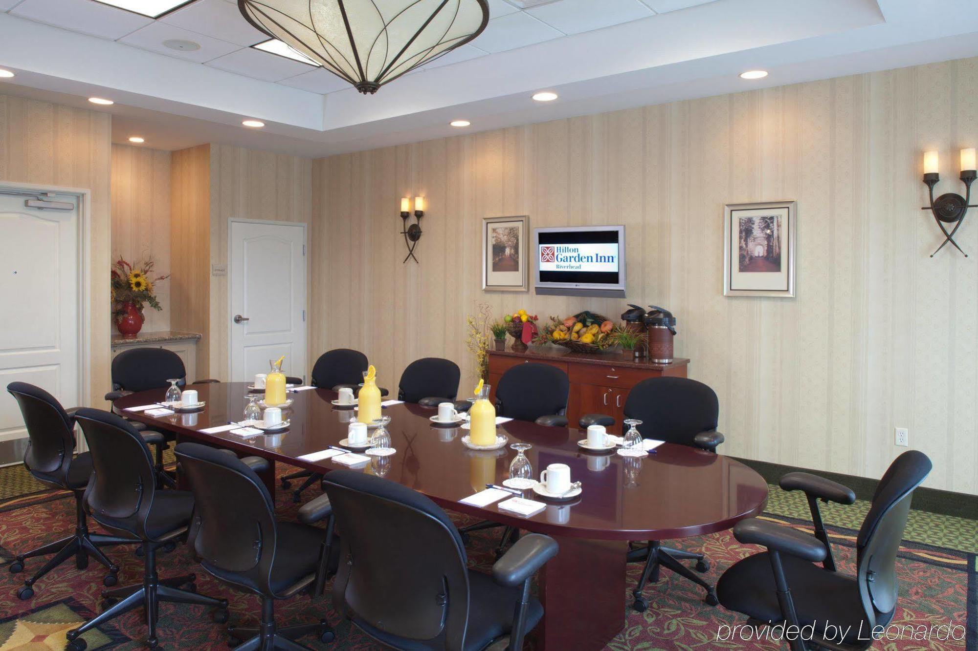 Hilton Garden Inn Ривърхед Екстериор снимка