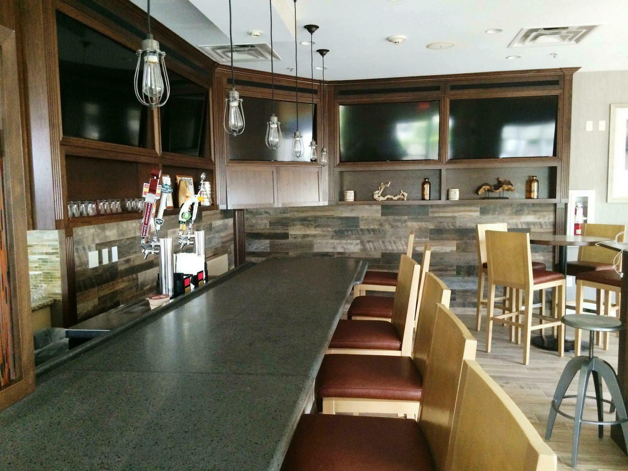 Hilton Garden Inn Ривърхед Екстериор снимка