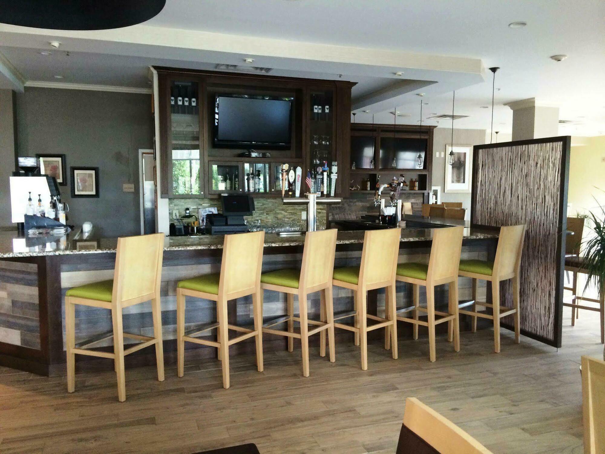 Hilton Garden Inn Ривърхед Екстериор снимка